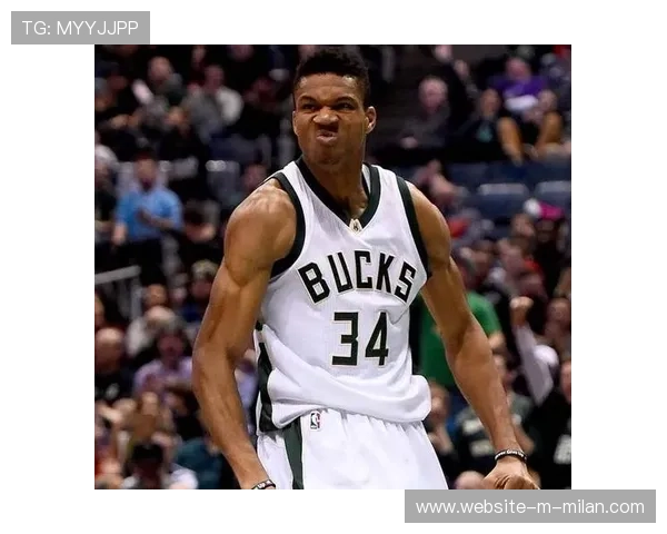 字母哥强硬突破两人防守完成战斧式扣篮：力量与信念的极致展示